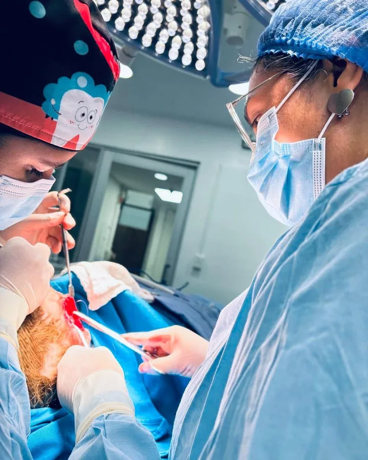 La Dra. Nina Contreras y su equipo durante una cirugía maxilofacial