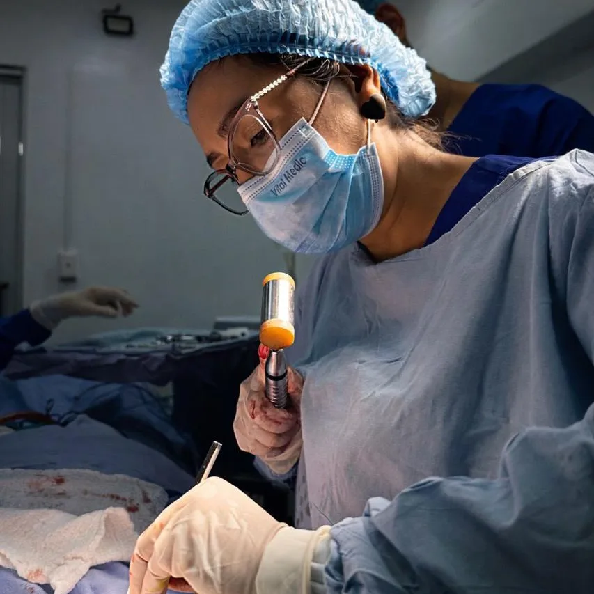 La Dra. Nina Contreras durante una cirugía maxilofacial en quirófano