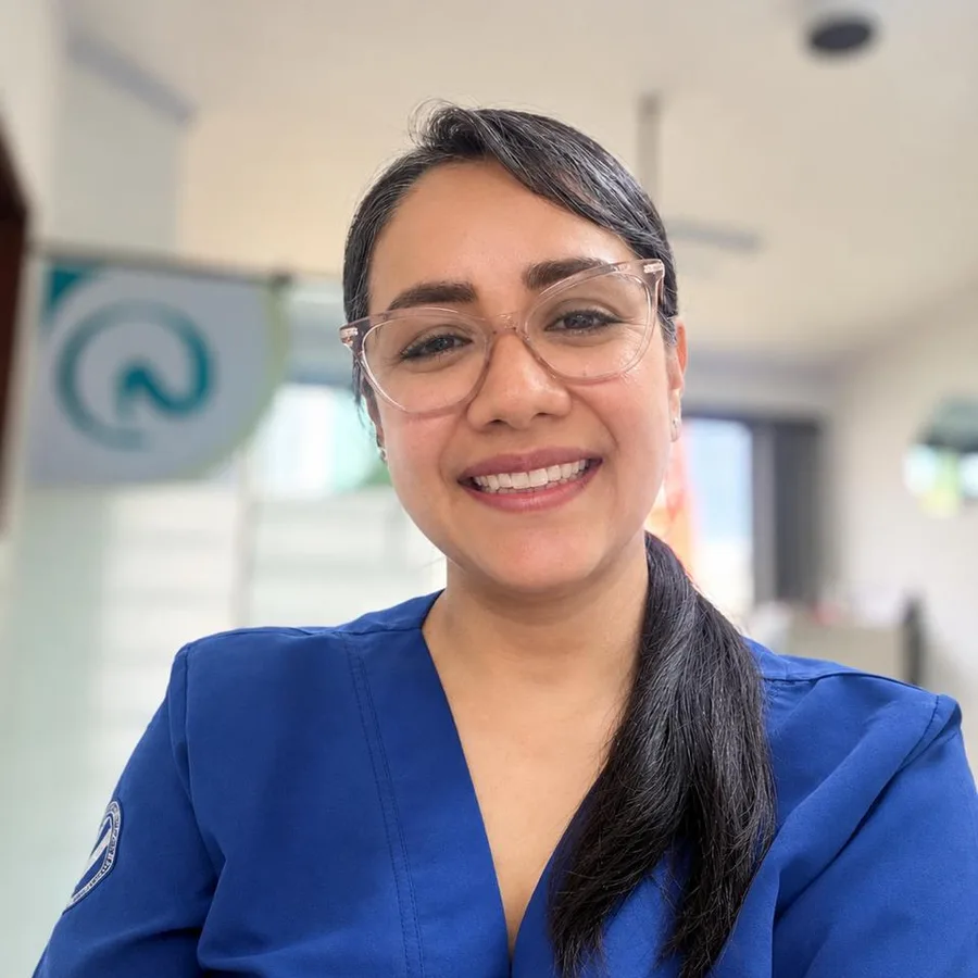 Dra. Nina Contreras, cirujana oral y maxilofacial, en su consultorio en Bucaramanga